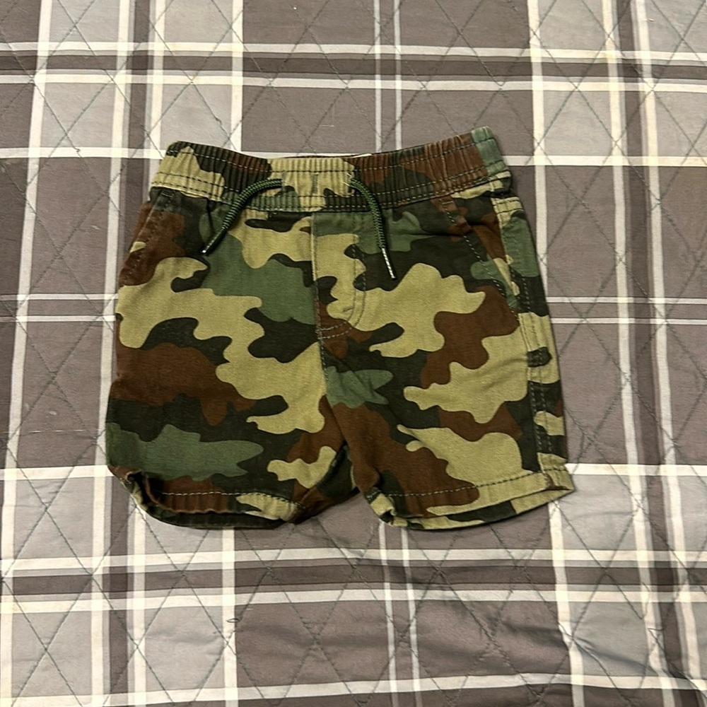 🏡EUC Levi Camo shorts 6 months
